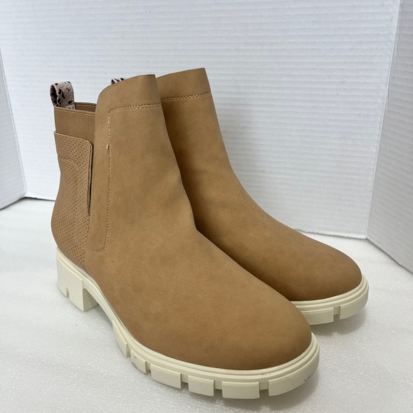 Journee Collection Women’s Tan Faux Leather Lug Sole Ankle Boot Size 9 Tan NEW - Picture 3 of 9